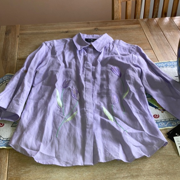 🛍️🛍️ 3 for $5. NWT Beautiful embroidered top - Picture 1 of 9